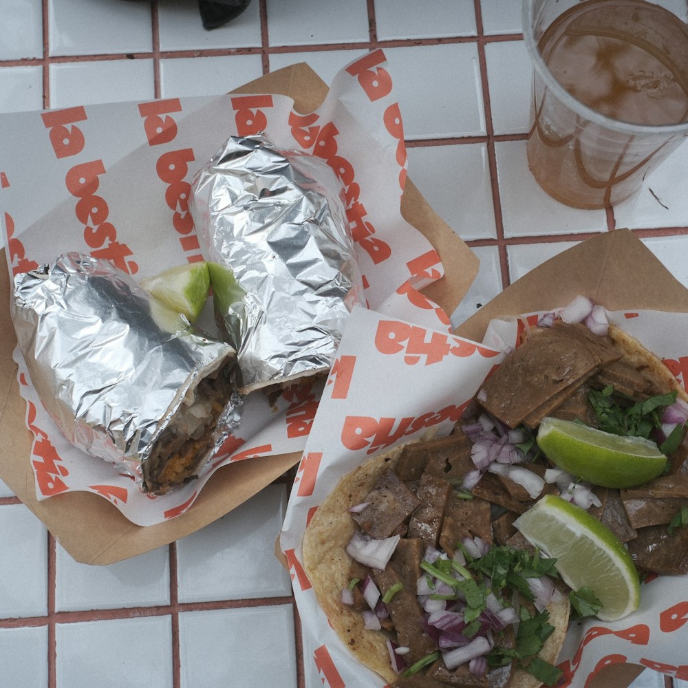 Tacos y burritos para llevar envueltos en papel